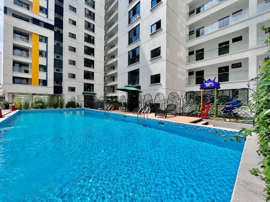 Luxe With Pool, Gym And Work Space Apartment *