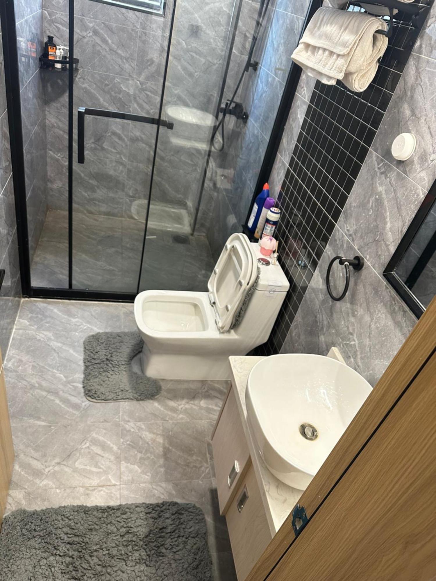 Elegant Spacious Two Bedroom Apartment-swimming Pool Included *