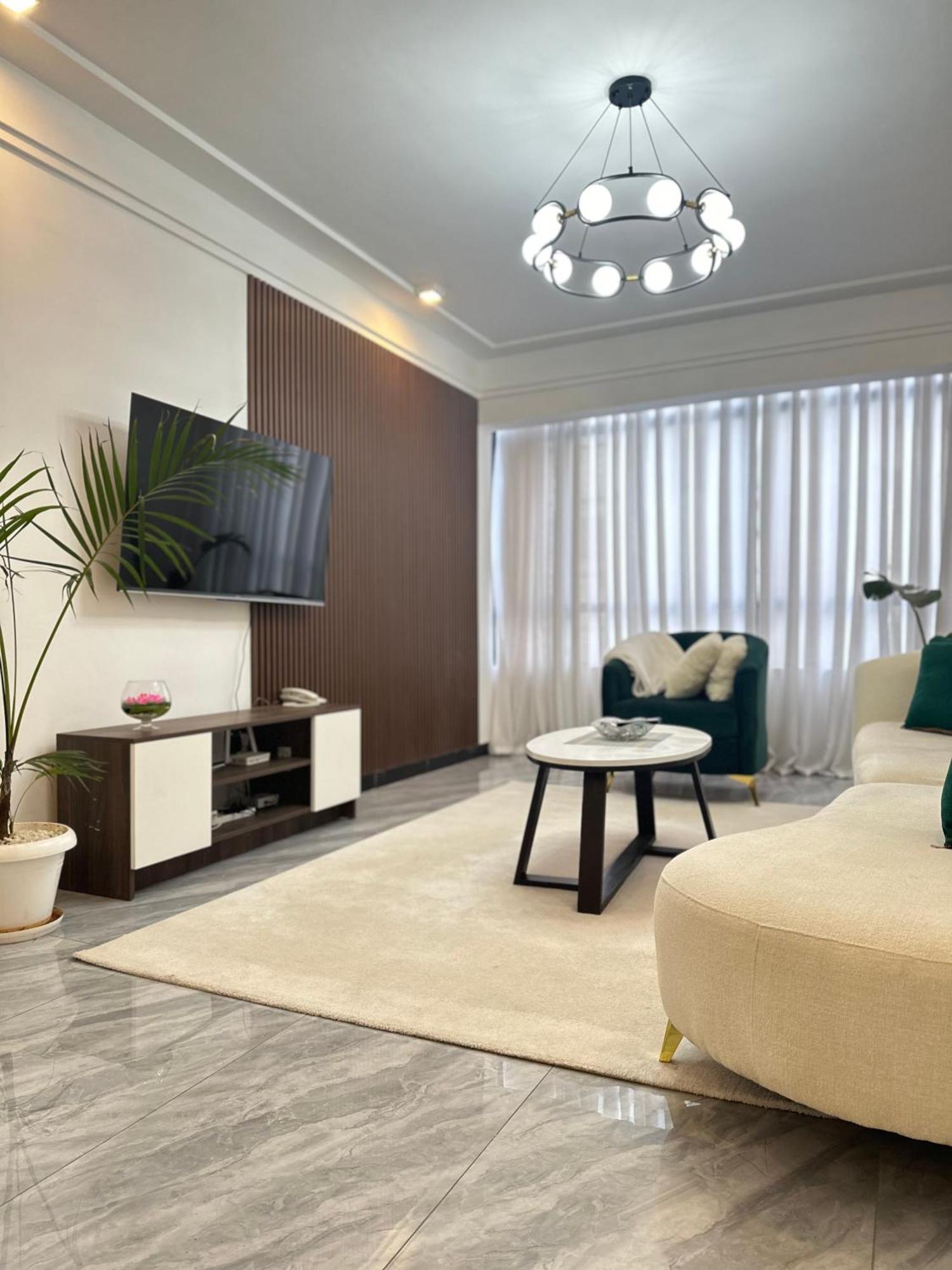 Elegant Spacious Two Bedroom Apartment-swimming Pool Included *