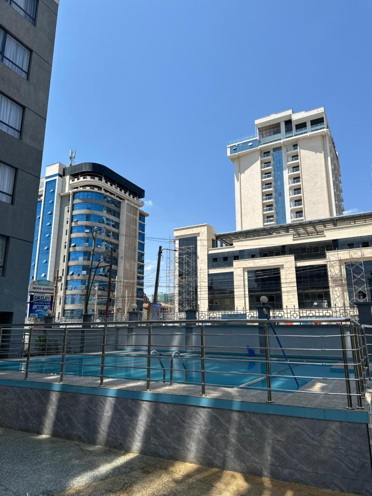 Elegant Spacious Two Bedroom Apartment-swimming Pool Included *