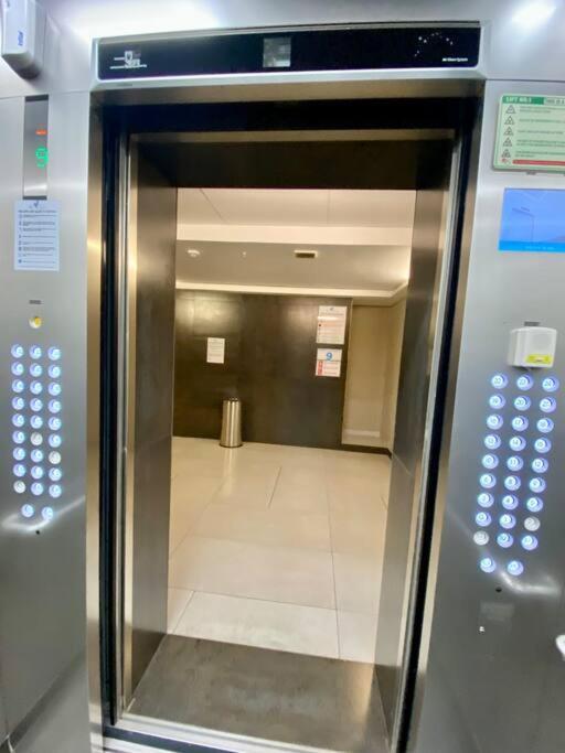 Grand 808 -brand New Luxurious 1 Bedroom Apartment *