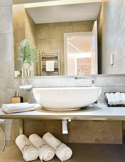 Grand 808 -brand New Luxurious 1 Bedroom Apartment *