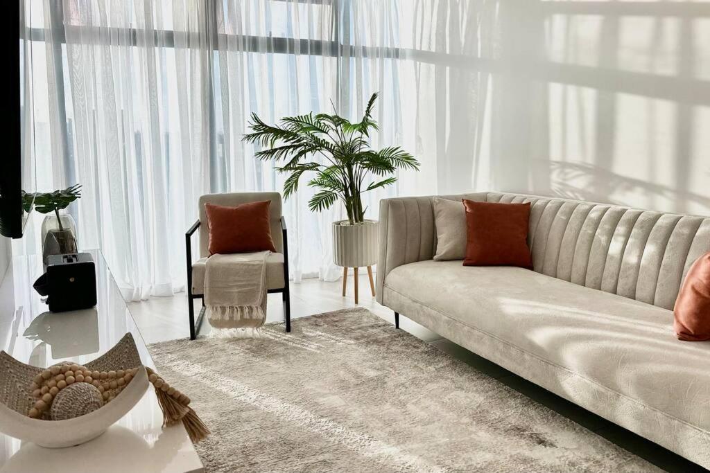 Grand 808 -brand New Luxurious 1 Bedroom Apartment *