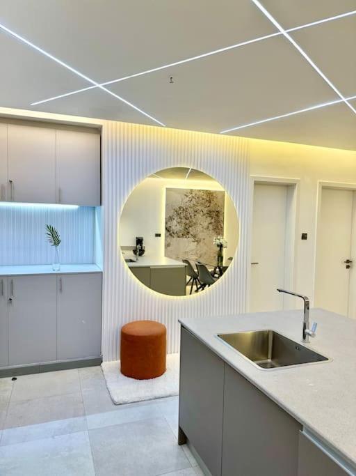 Apartment Grand 808 -brand New Luxurious 1 Bedroom *