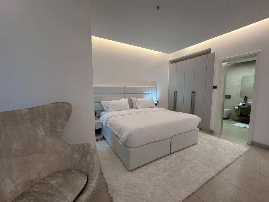 Skyfall - Brand New Ultra Luxurious 2 Bedroom Apartment *