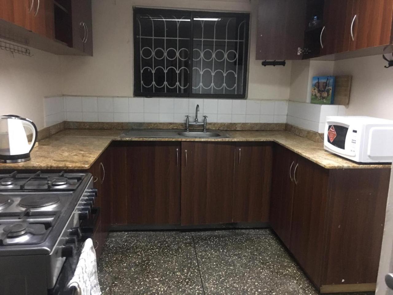 Fully Furnished 3bedroom Near Airport Apartment *