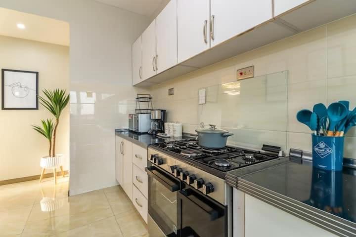 Apartment Upscale 3bd 2 & Half Bath Kilimani With Pool & Gym *