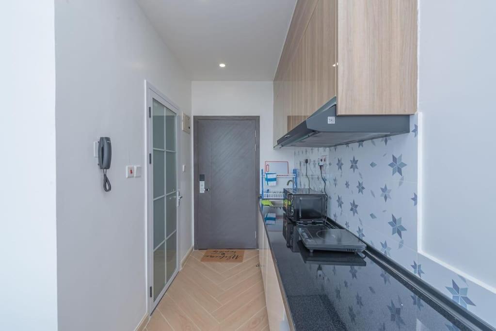 Beautiful On 2nd Floor Apartment *