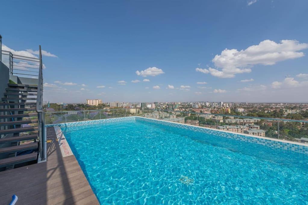 Beautiful On 2nd Floor Apartment *