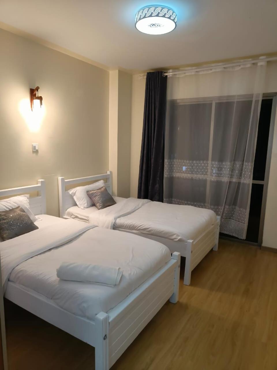 Pines Court Apartment *