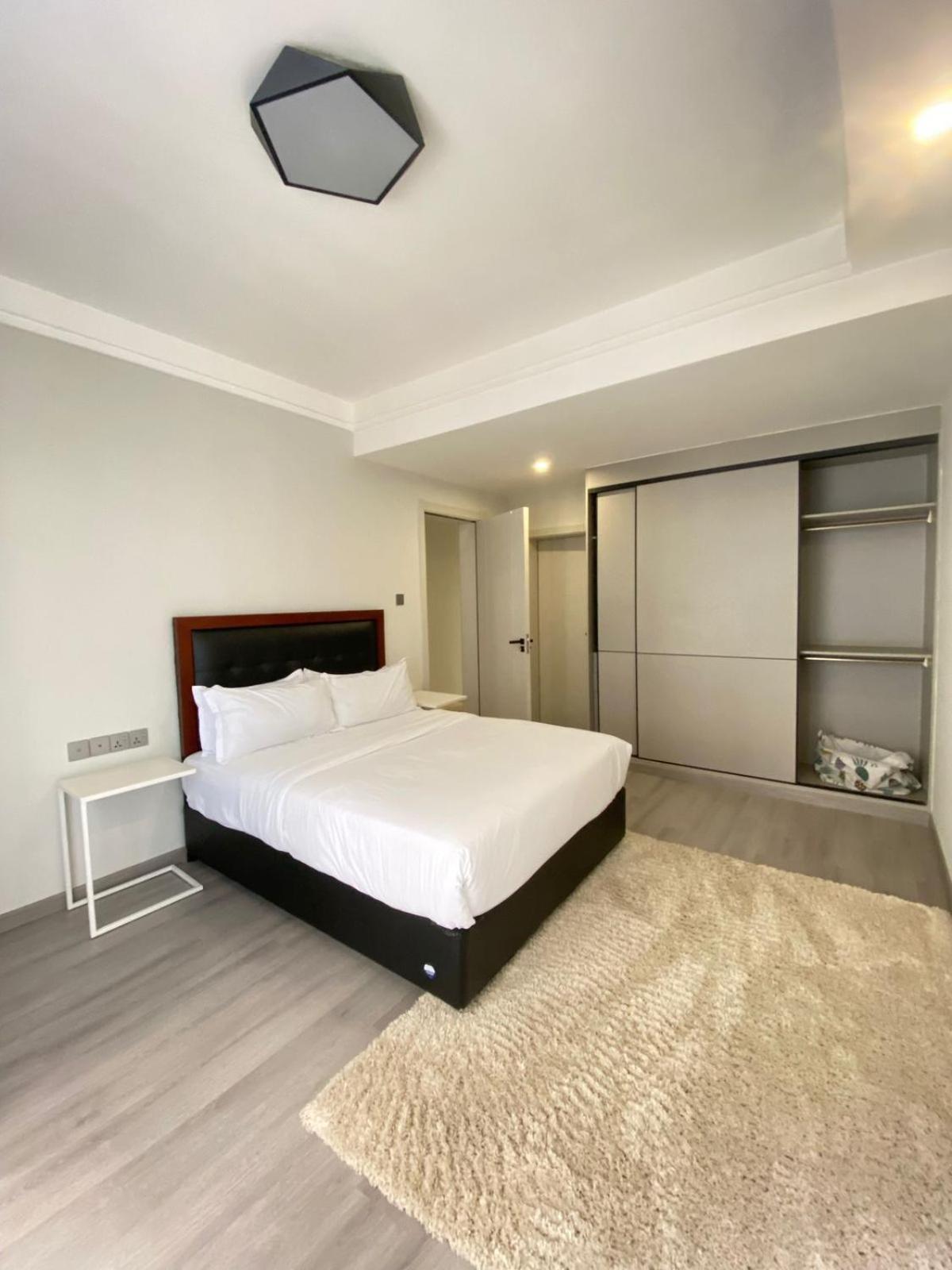 Kingsley Manor Perry Apartment *