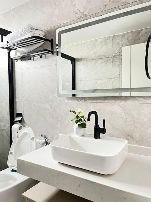 Kingsley Manor Perry Apartment *