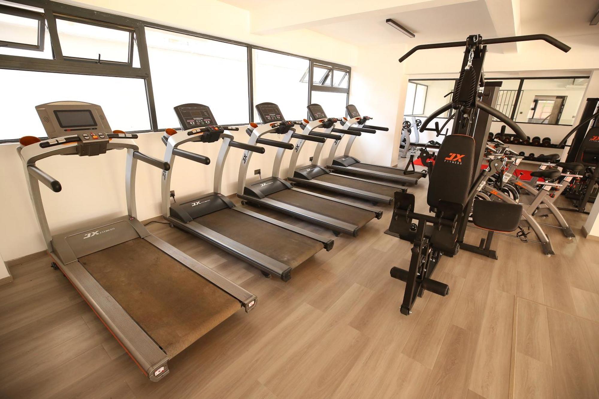Modern 1-bedroom In With Balcony, Gym, & Fast Wifi