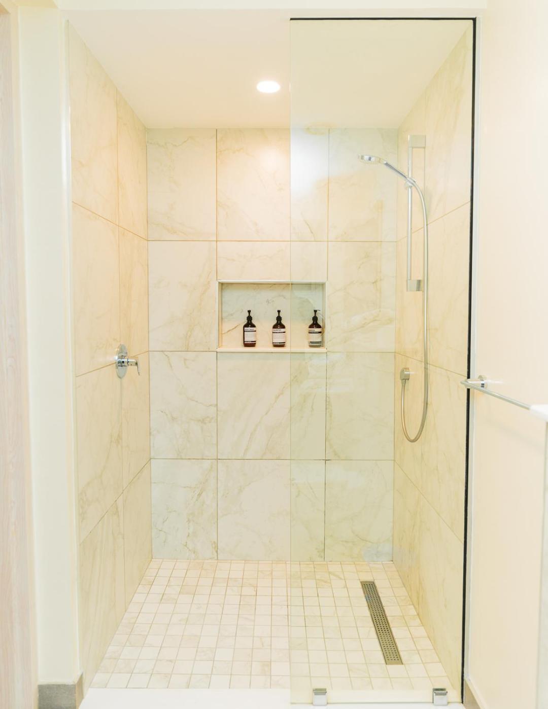 Capital M Luxury 1br By Bednbeyond Eagle Westlands With A Pool And View * Nairobi