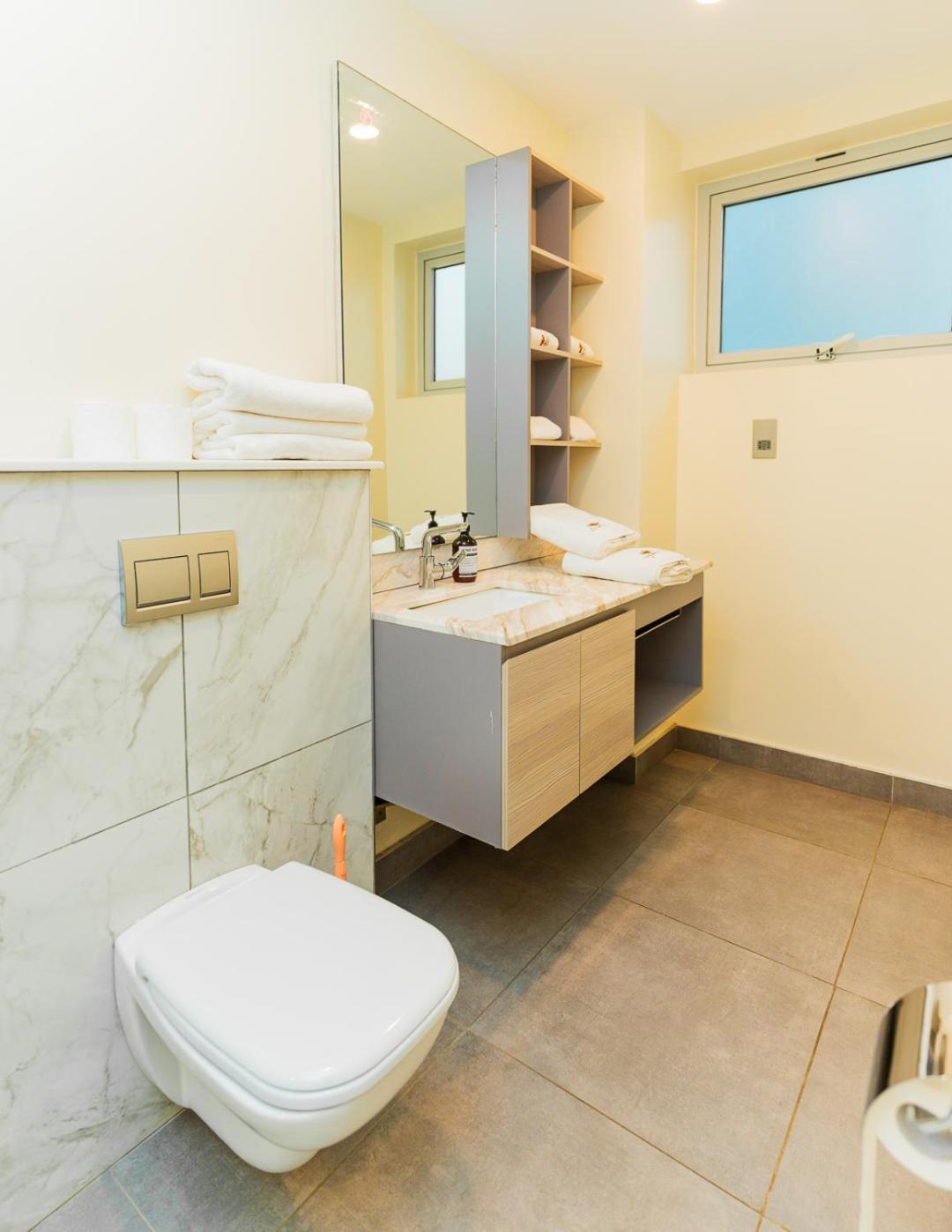 Capital M Luxury 1br By Bednbeyond Eagle Westlands With A Pool And View Apartment Nairobi