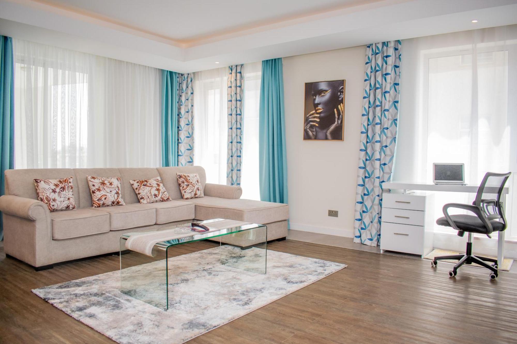 Capital M Luxury 1br By Bednbeyond Eagle Westlands With A Pool And View