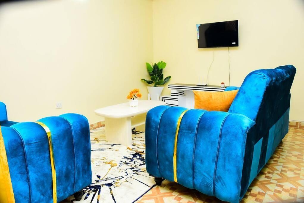 Apartment Royalty Homes *