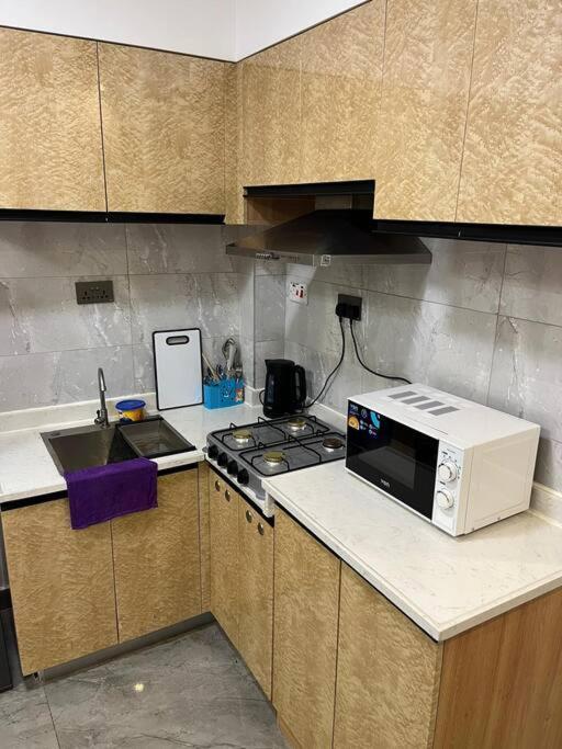 Elegant 1 Bed Near Yaya Centre With Gym Apartment