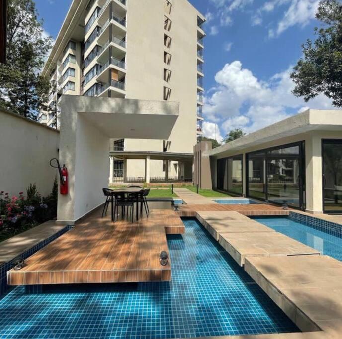 Apartment Sunset Views, Pool, Gym And Work Desk *