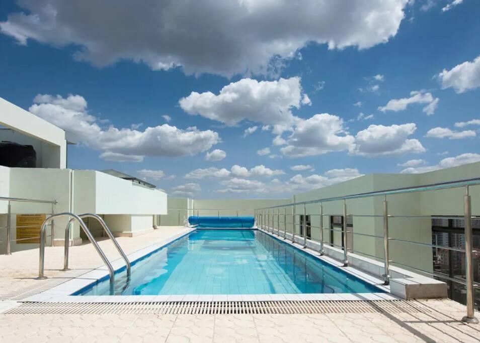 Silverstone 2 Bedroom With Views Gym& Pool Apartment *
