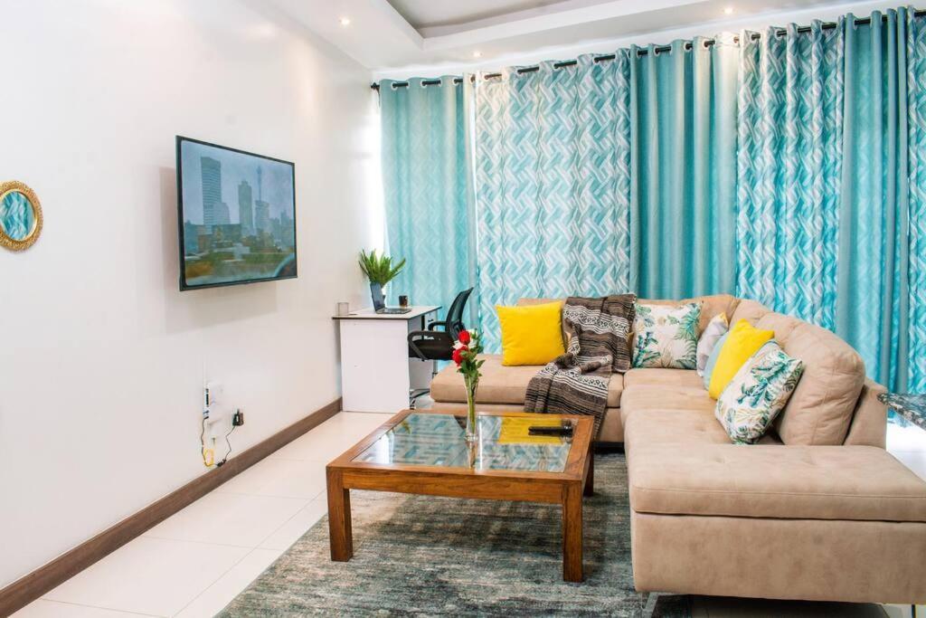 Silverstone 2 Bedroom With Views Gym& Pool Apartment *