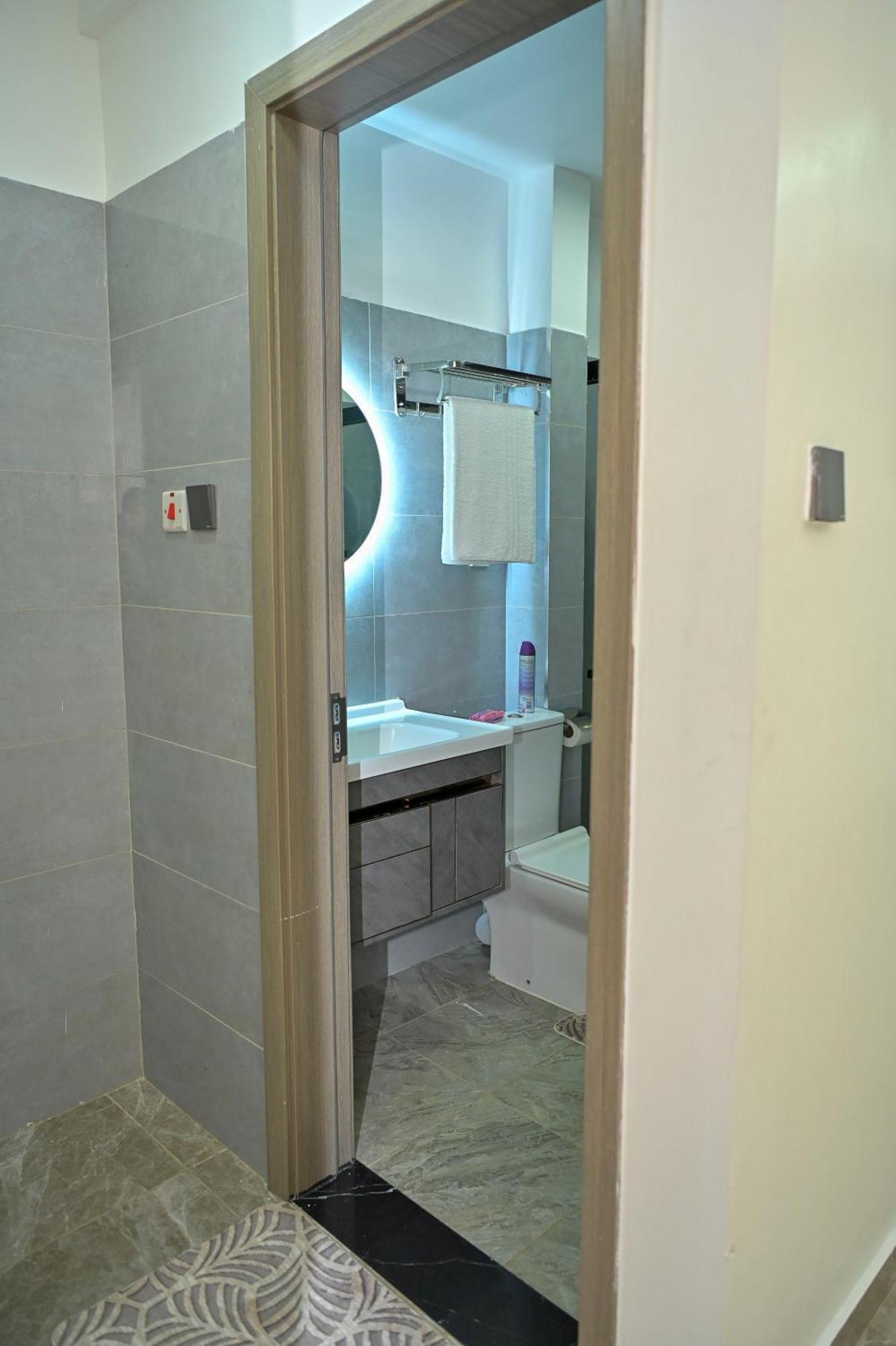 Luxurious 1bedroom In Kilimani, Equipped Gym, Serviced Lift, Speedy Wifi, Garden Views, Kids Play Area, Proximity To Yaya Centre Shopping Malls, Restaurants And Bars * Nairobi