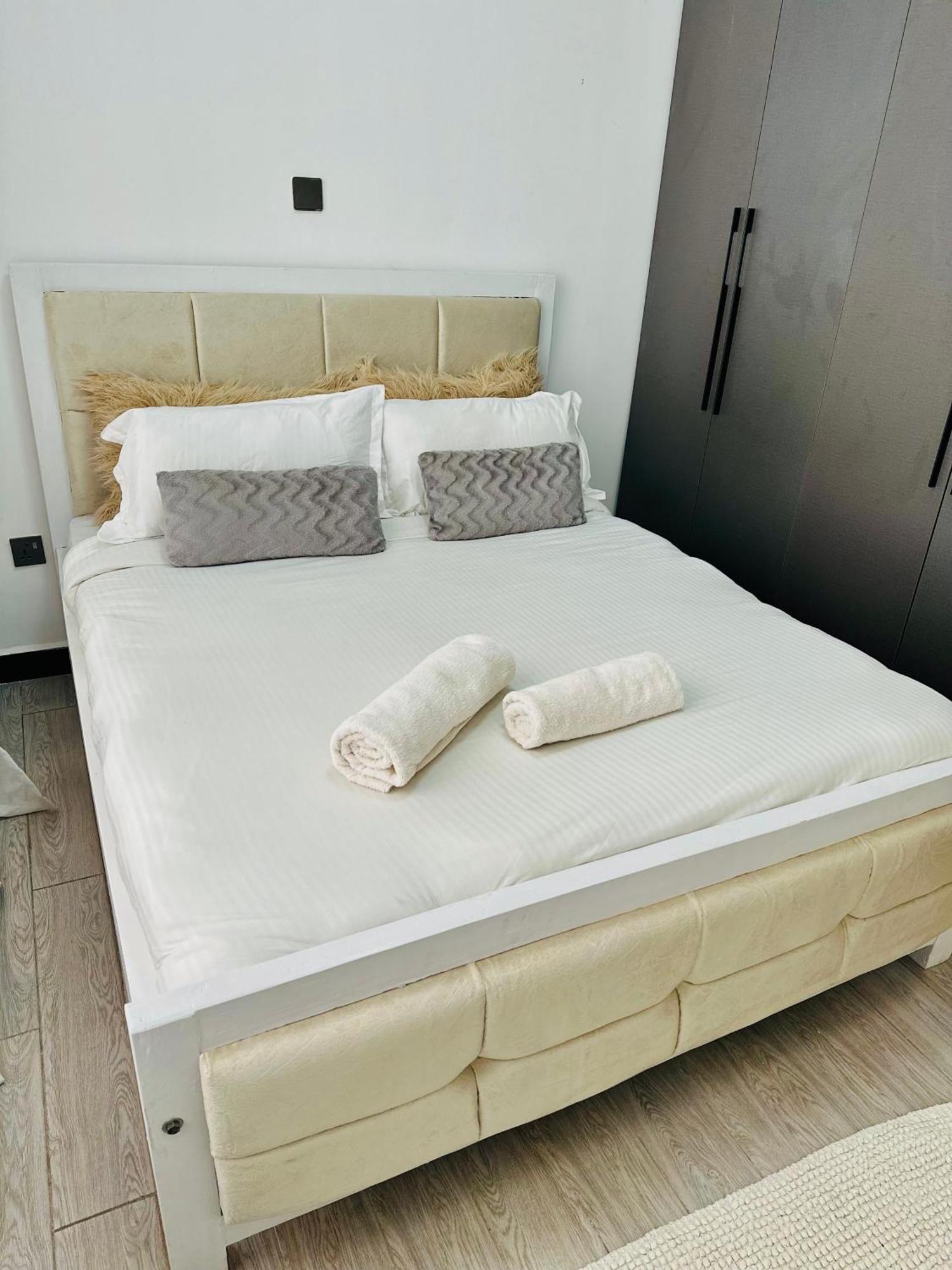 Elegant Spacious Two Bedroom Apartment-swimming Pool Included Apartment