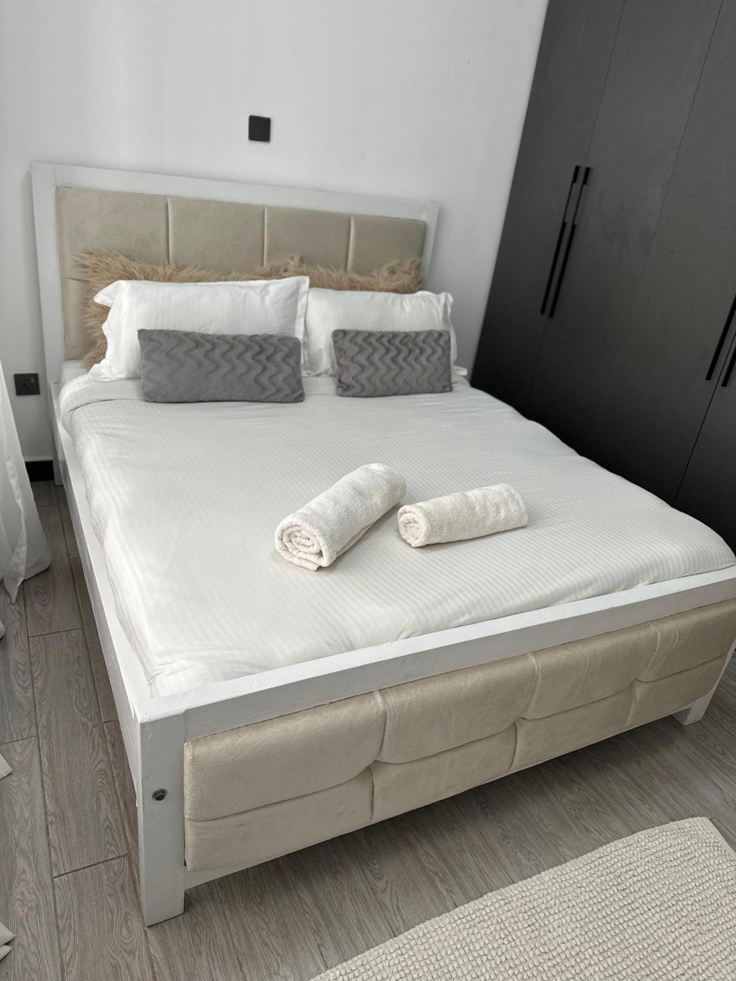 Elegant Spacious Two Bedroom Apartment-swimming Pool Included