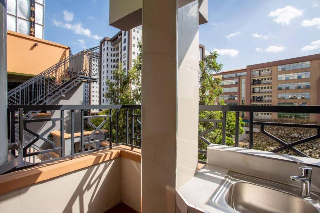 Executive 2br Penthouse Near Sarit Mall Westlands, Next To Movenpick Apartment *