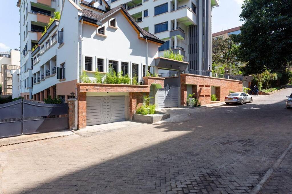 Apartment Executive 2br Penthouse Near Sarit Mall Westlands, Next To Movenpick *