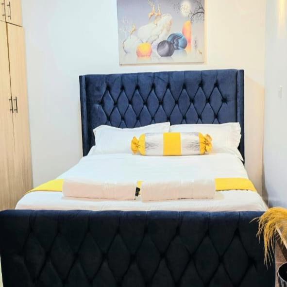 Cozy Near Un & 2 Rivers Mall *