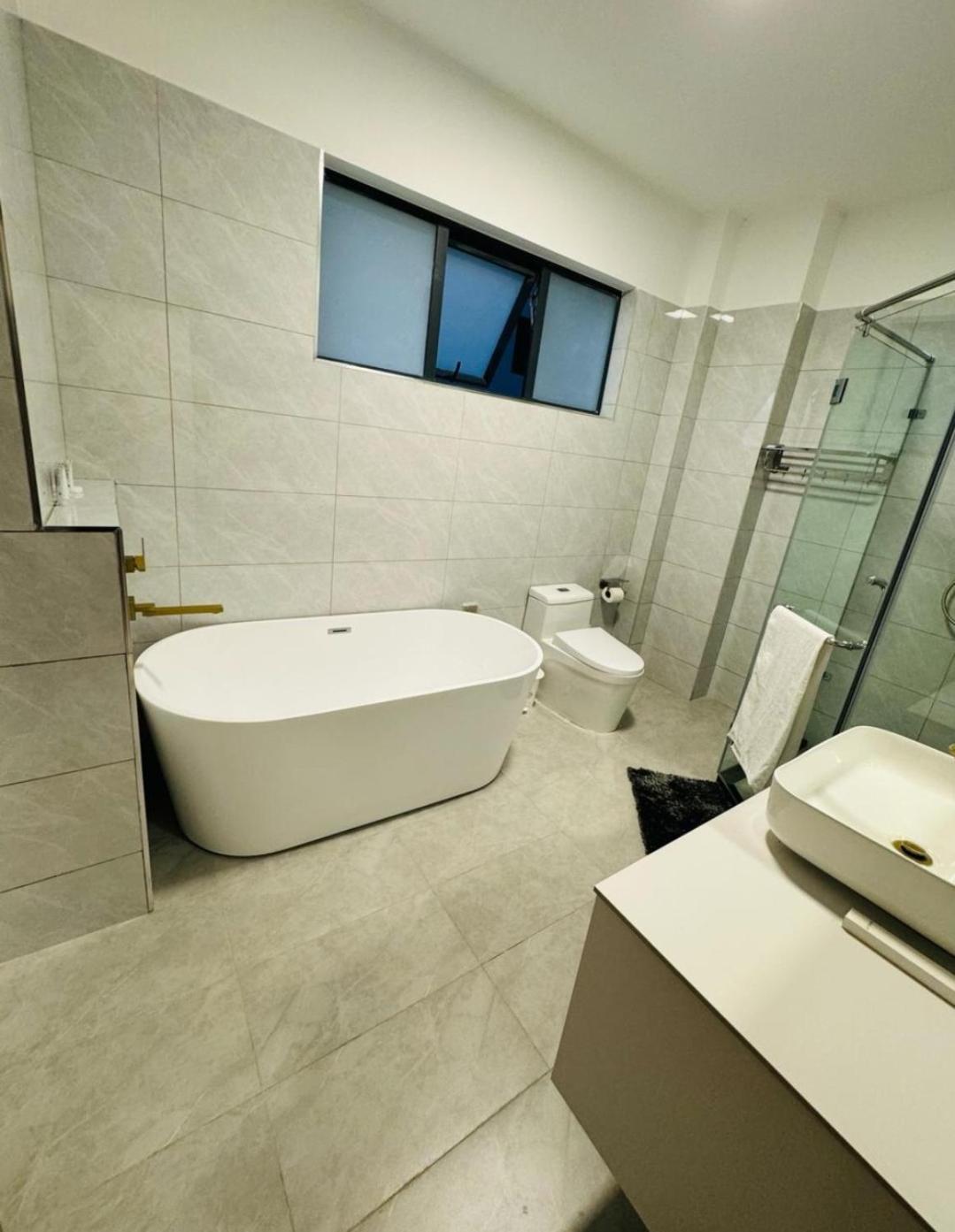 Executive Fourbedroom Apartment *