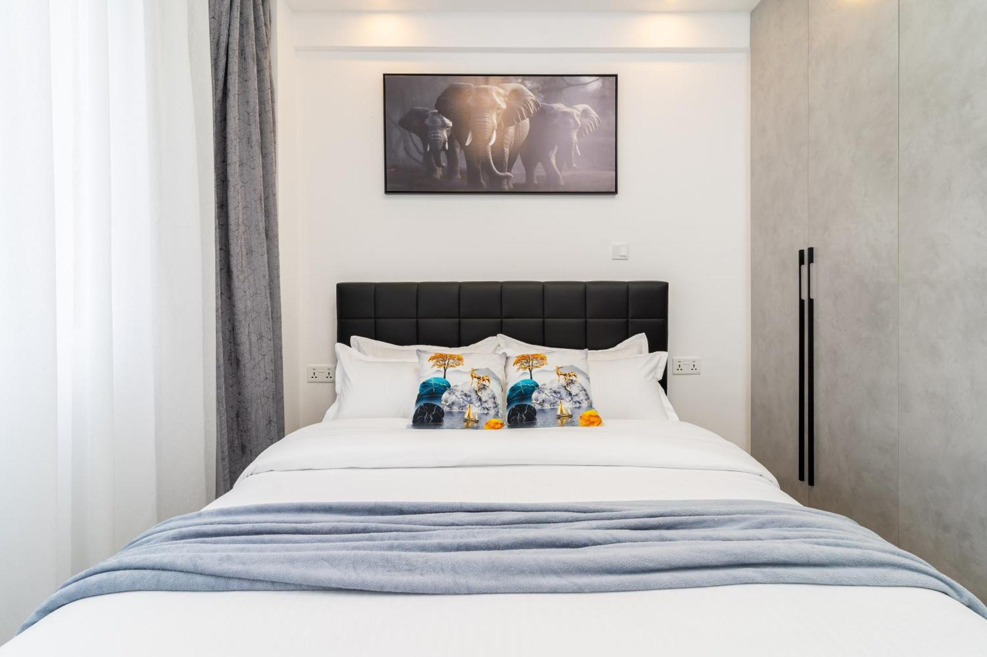 Airy With Gym, Stunning View At Riverside Apartment Nairobi