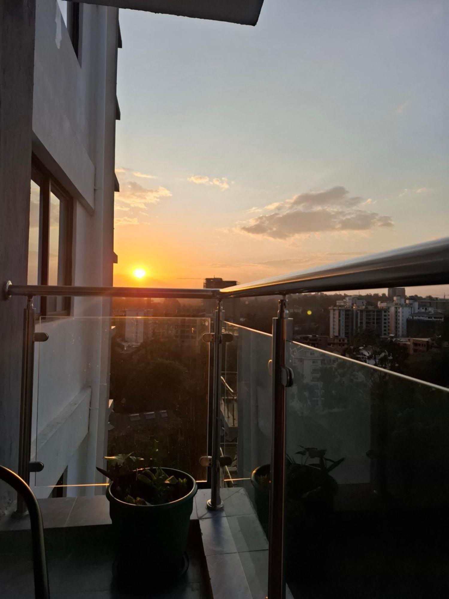 Airy With Gym, Stunning View At Riverside * Nairobi