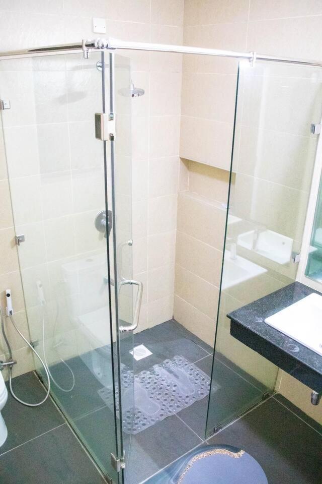 Un Accredited 2br3bedspoolgymfullpower Backup70inchtv *