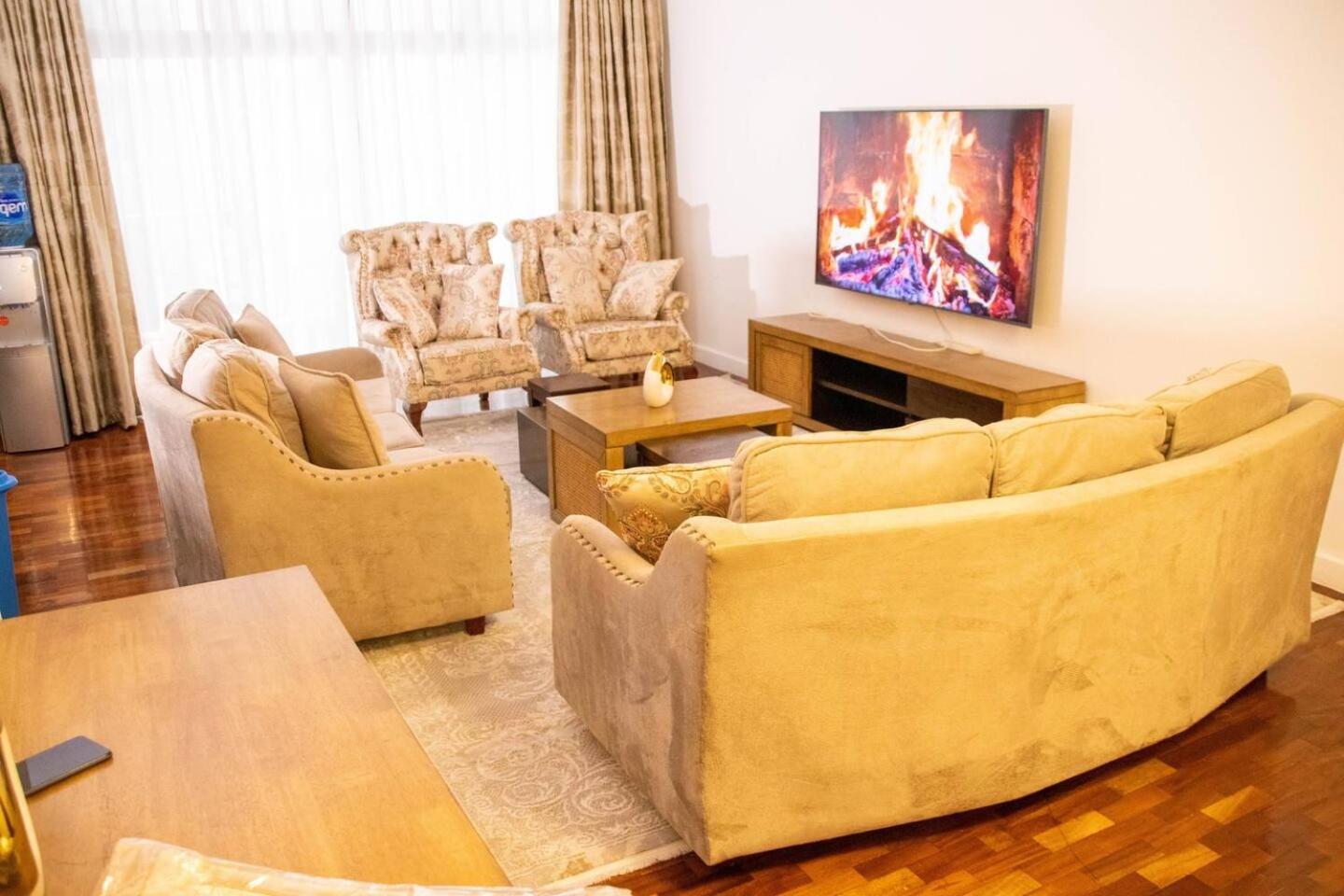 Un Accredited 2br3bedspoolgymfullpower Backup70inchtv Apartment