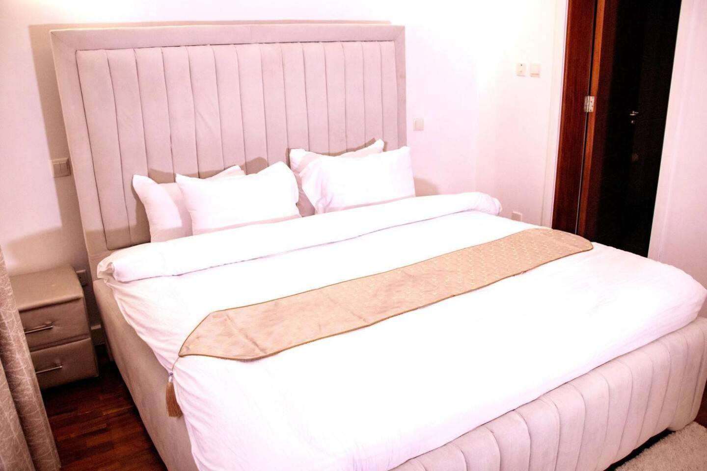 Un Accredited 2br3bedspoolgymfullpower Backup70inchtv *