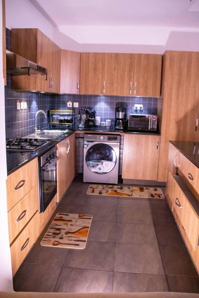 Un Accredited 2br3bedspoolgymfullpower Backup70inchtv *