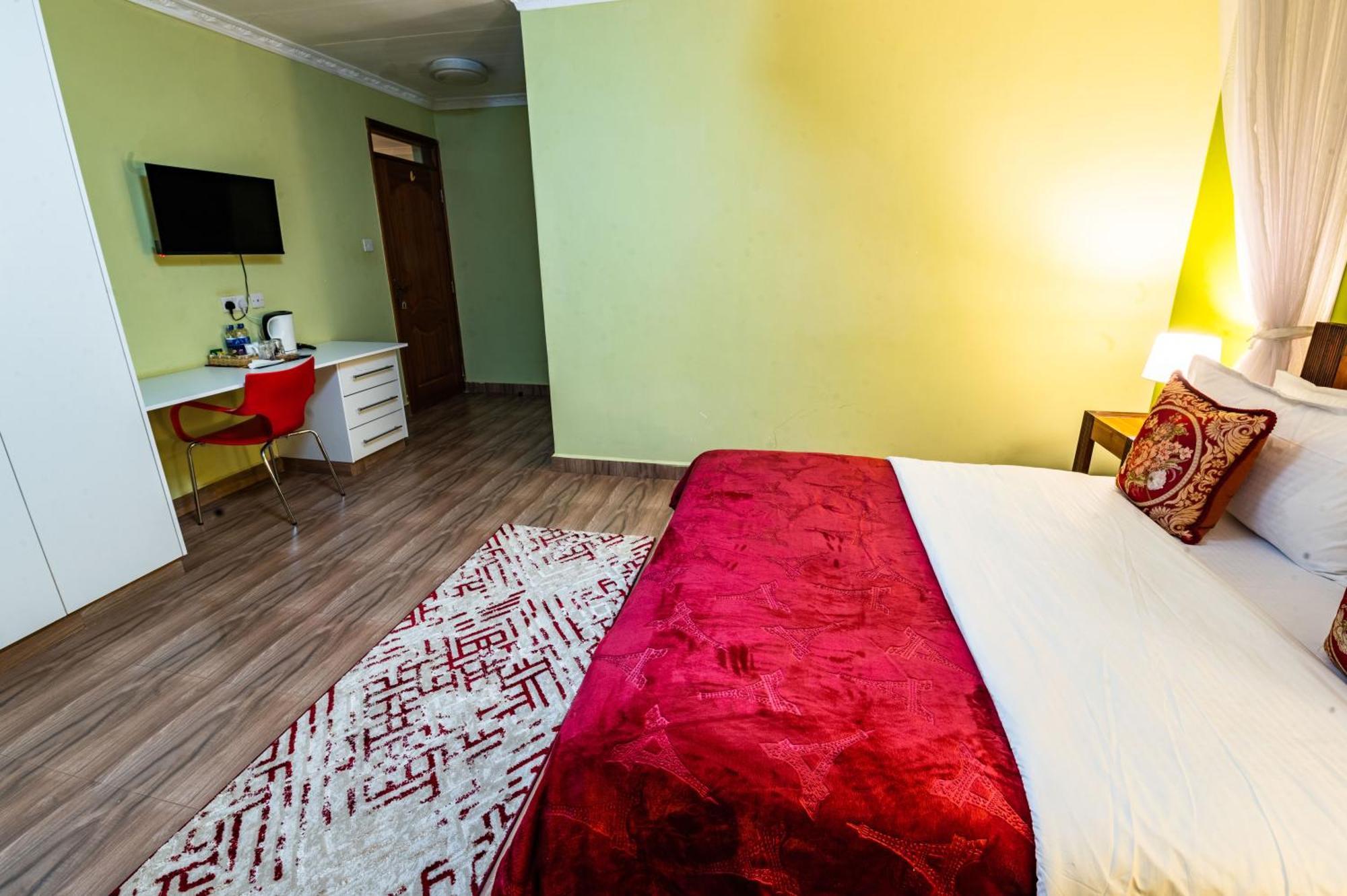 Teresita Karen-giraffe Site Homestay Nairobi