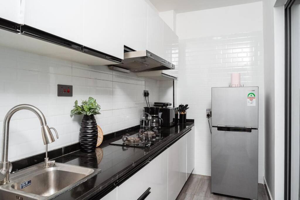 Modern 2-bed With Pool ,yaya Centre * Nairobi