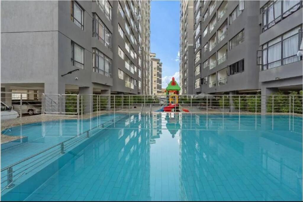 Apartment Modern 2-bed With Pool ,yaya Centre Nairobi