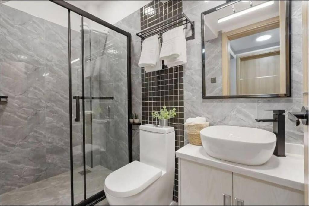 Modern 2-bed With Pool ,yaya Centre Apartment
