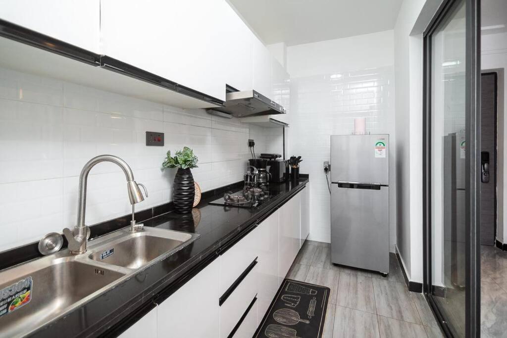 Apartment Modern 2-bed With Pool ,yaya Centre