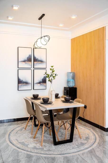 Apartment Modern 2-bed With Pool ,yaya Centre
