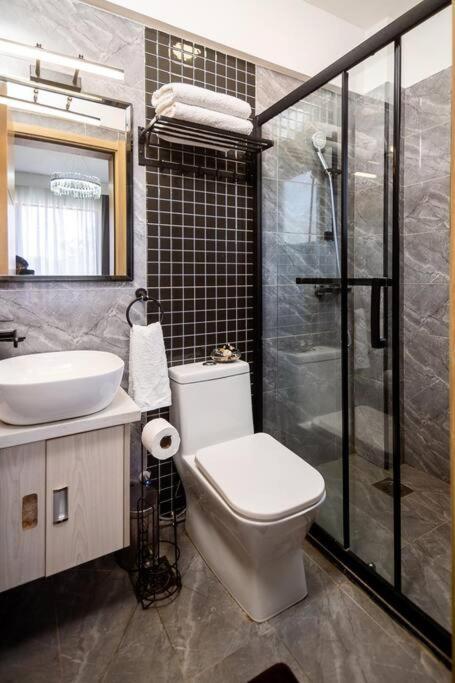 Modern 2-bed With Pool ,yaya Centre Nairobi