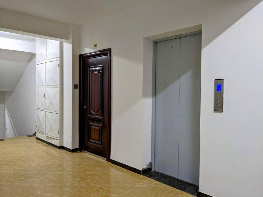 Comfortable Fully-equipped With Free Wifi, Gym & Amazing Rooftop Views *