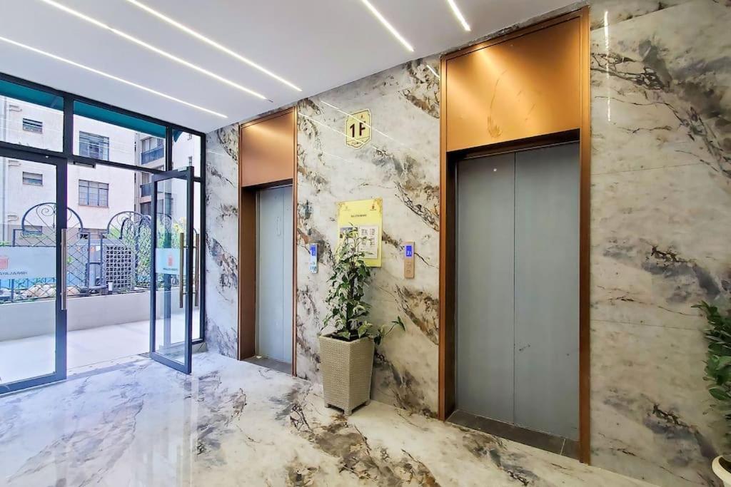Luxe With Pool, Gym And Work Space Apartment