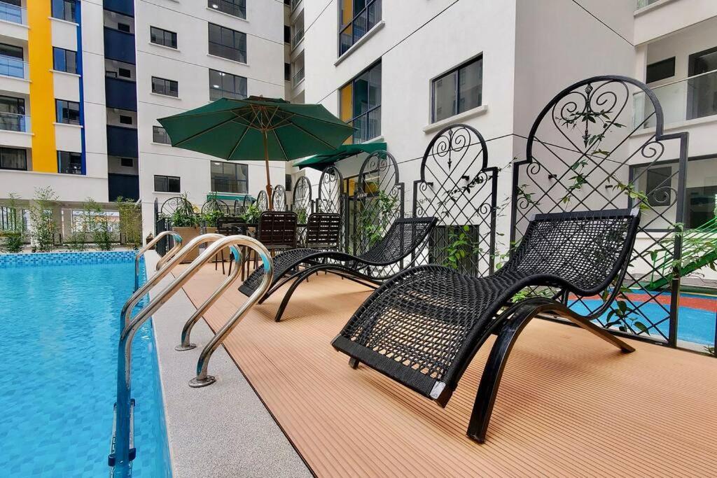Luxe With Pool, Gym And Work Space Apartment