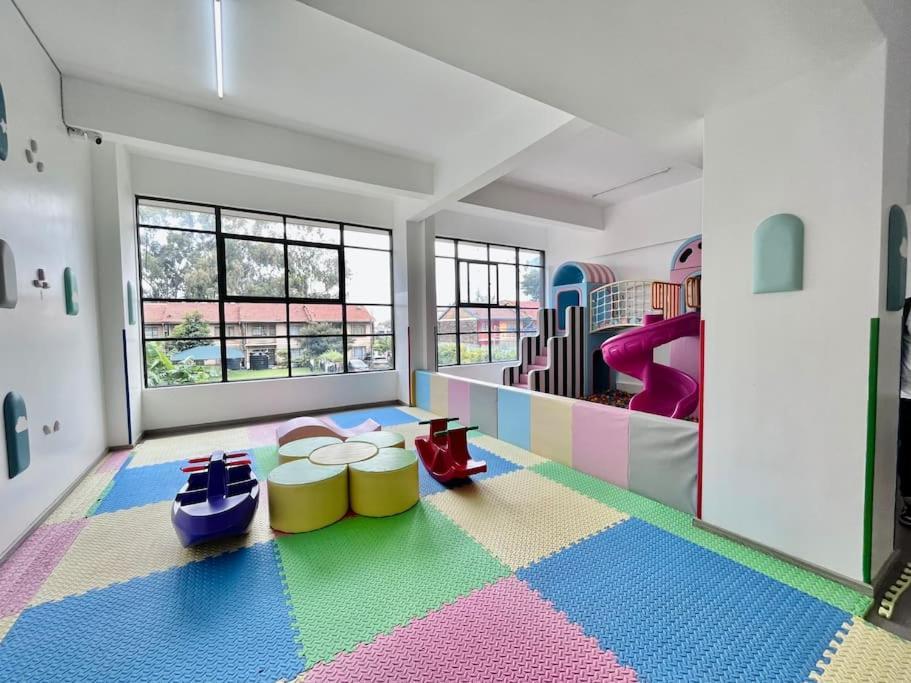 Luxe With Pool, Gym And Work Space Apartment