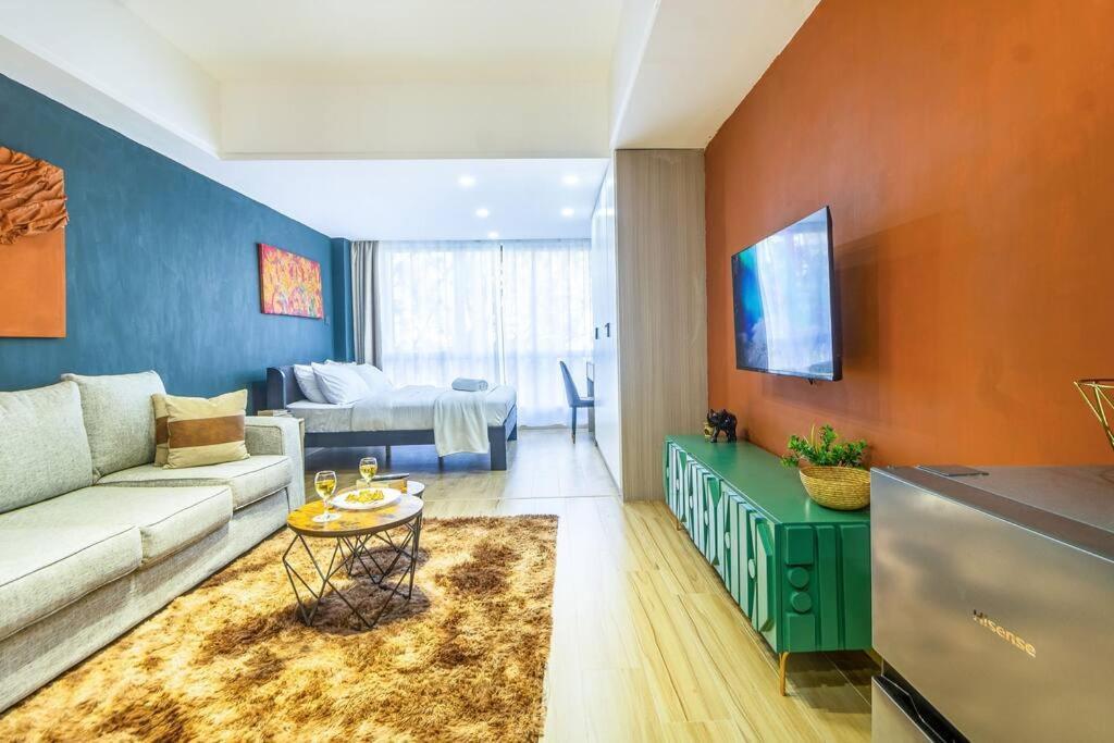 Luxe With Pool, Gym And Work Space Apartment *